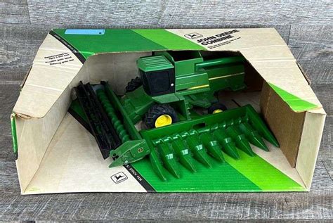 1 16 Ertl John Deere Titan II Combine W Heads Schneider Auctioneers LLC