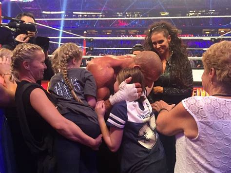 Stephanie Mcmahon And Triple H With Their Daughters At Wrestlemania 32 Stephanie Mcmahon Wwe