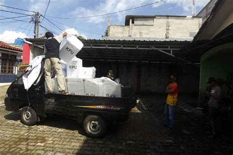 FOTO Distribusi Logistik Pilkada Kota Depok