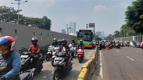 Ada Demo Tenaga Medis Di Depan DPR Pengendara Diarahkan Lewat Jalur