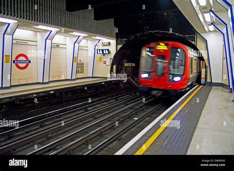 Blackfriars Underground Station Platform Showing Metropolitan Line