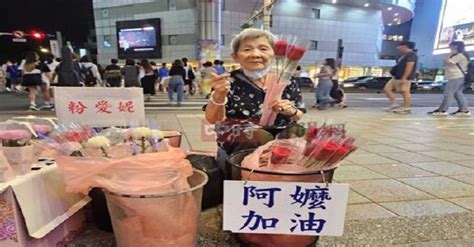 她賣花養93歲尪！ 中山捷運爆紅「玫瑰花婆婆」扛家計：不擺攤沒錢繳房租 Peekme