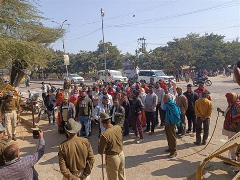 Cement Factory Workers Protest Demand Compensation लकड़ी तोड़ने पेड़