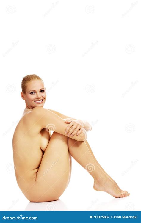 Femme Nue De Sourire S Asseyant Sur Le Plancher Photo Stock Image Du