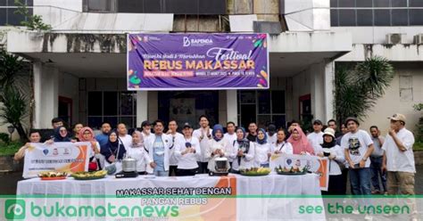 Festival Rebus Bapenda Kota Makassar Bagikan Rebusan Ke Pengendara Jalan