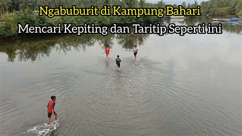 Ngabuburit Di Kampung Bahari Airnya Sedang Surut Anak Anak Asik Mencari