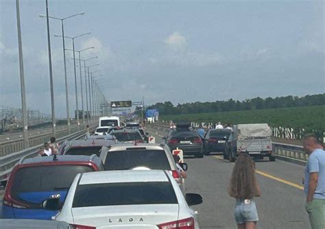 Перед Крымским мостом со стороны Краснодарского края снова образовалась ...