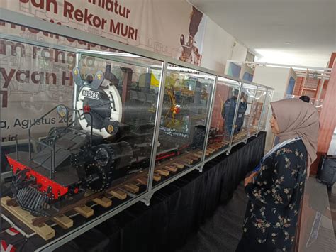 Miniatur Lokomotif Terbesar Se Indonesia Si Gombar Hadir Di Stasiun