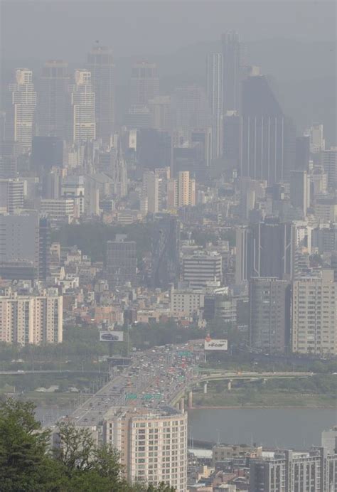 뿌옇게 흐려진 도심 전국 미세먼지 ‘나쁨 국민일보