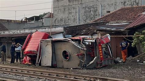 Mobil Damkar Indramayu Tertabrak Kereta Api Saat Hendak Padamkan Kebakaran