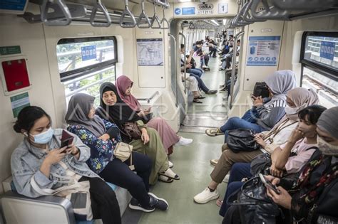 Penambahan Jadwal Perjalanan LRT Jabodebek ANTARA Foto