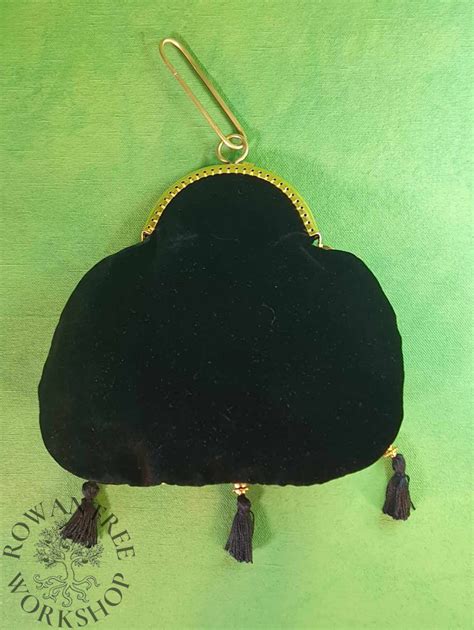 1530s German Noble Woman’s Wetschker (Purse) – RowanTree Workshop