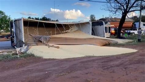 Caminh O Areia Tomba Em Rotat Ria Na Regi O Norte De Palmas E Deixa