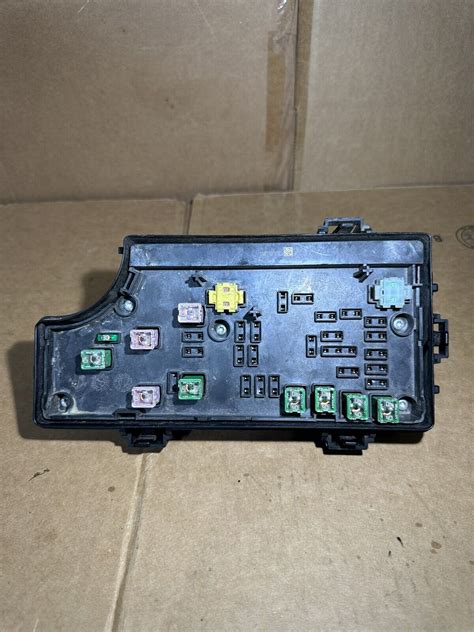 P68048227AA 2009 Jeep Patriot Dodge Caliber Relay Fuse Box Engine Bay