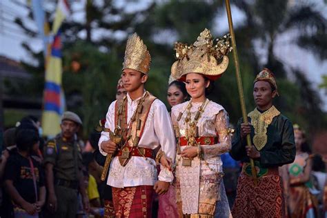 Pakaian Adat Lampung Baju Resmi Saibatin Pepadun Gambar Penjelasan