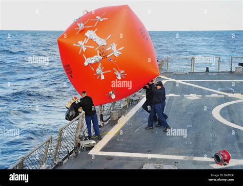 Déployer les marins une cible pour l exercice de tir réel Photo Stock