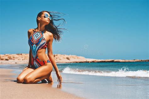 Belle Femme Mince Dans Le Bikini Bleu Et Les Shorts Image Stock Image