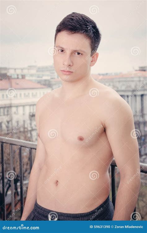 Portrait De Jeune Homme Avec Le Torse Nu Photo Stock Image Du Balcon