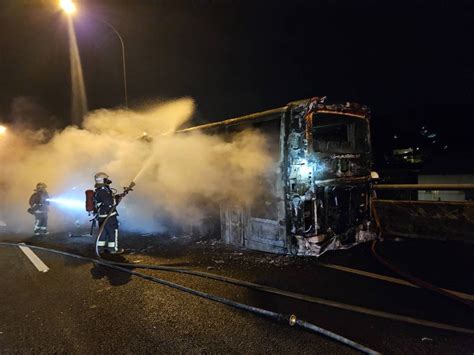 國1客運燒到剩骨架 車上15人驚險逃生 奧丁丁新聞 Owlnews