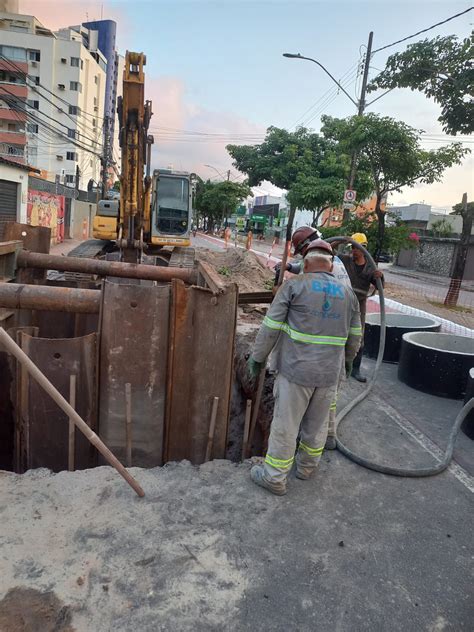 Compesa Realiza Obra De Manuten O De Esgoto E Interdita Tr Nsito Em