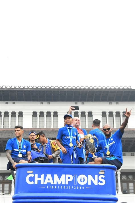 Bey Machmudin Terima Tropi Juara Persib Bandung Wakili Masyarakat