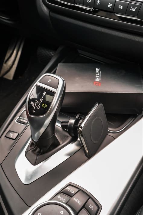 This MagSafe Car Charger Makes Using Wireless CarPlay as Easy as One ...