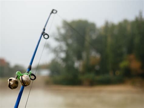 Vara De Pesca Sinos Para Alertar Sobre A Mordida No Nevoeiro No Rio