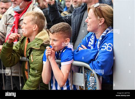 Sheffield wednesday fans in the stadium hi-res stock photography and ...