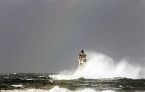 Wallpaper Wave Squirt Storm Lighthouse Waves Storm Splash Lighthouse For Mobile And