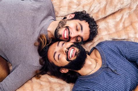 Feliz Casal Gay Rindo Deitado Na Cama Foto De Stock Imagem De Rostos Horizontal 272635474