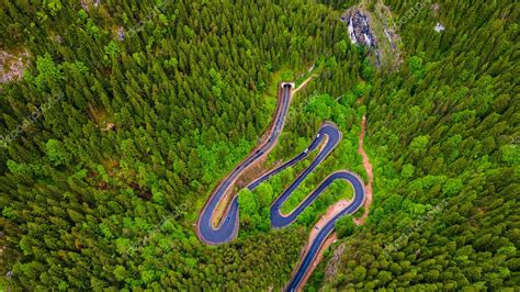 Carretera serpenteante en las montañas disparada desde un dron desde