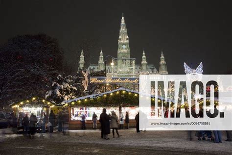 Wiener Christkindlmarkt mit Rathaus am Rathausplatz Ringstraße Wien