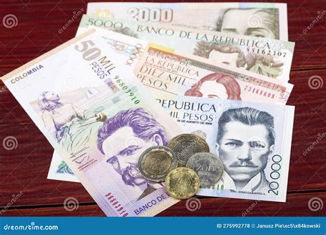 Monedas Y Billetes De Pesos Colombianos Foto De Archivo Imagen De