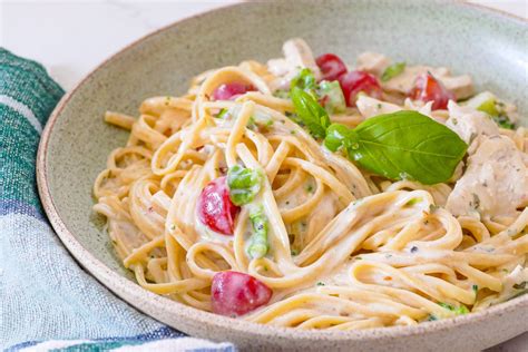 Linguines en sauce crémeuse aux poulet brocoli et tomates séchées