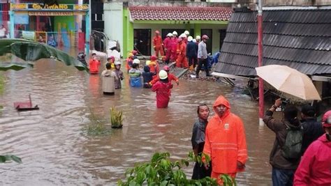 Tembok Sekolah Di Jakarta Selatan Roboh Akibat Banjir Siswa