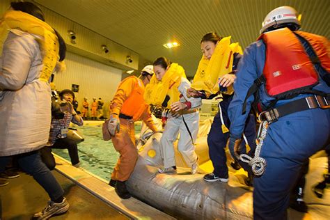 東京消防庁とjal、747模型で合同救難訓練 東京湾緊急着水を想定