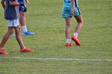 Imagem gratuita menino criança jogador de futebol escola infantil