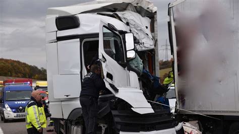 Sinsheim T Dlicher Unfall Auf A Lkw Fahrer Kracht In Stau Ende