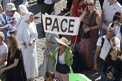 In Preghiera Per Chiedere La Pace In Terra Santa Il Portico