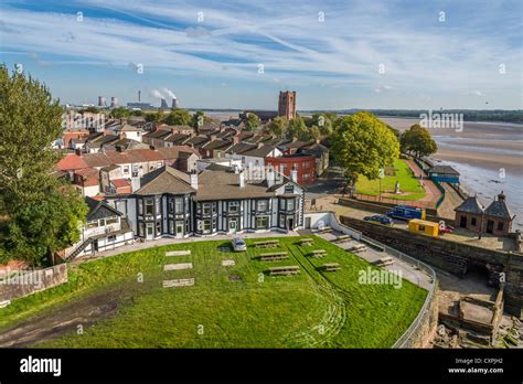 West Bank Area Of Widnes In Cheshire Beside The River Mersey Stock