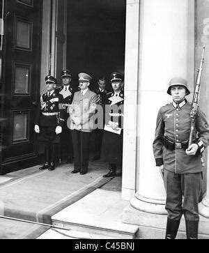 Adolf Hitler Heinrich Himmler Und Karl Wolff Vor Den Wichtigsten