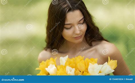 Mulher O Ramalhete Das Flores Da Mola Fora Foto De Stock Imagem