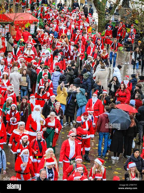 Londres Reino Unido De Diciembre De Las Santas Caminan Y