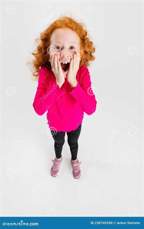 Portrait De Petite Fille Maternelle Rougeâtre Mignonne En Chandail Rose