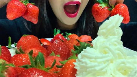 Asmr Mukbang Strawberries With Whipped Ceram Eating Sounds 딸기 생크림 먹방 Eating Sounds Youtube