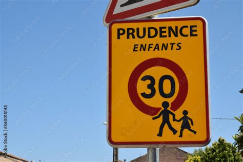 Panneau de signalisation prudence enfants vitesse limitée à 30 kmh