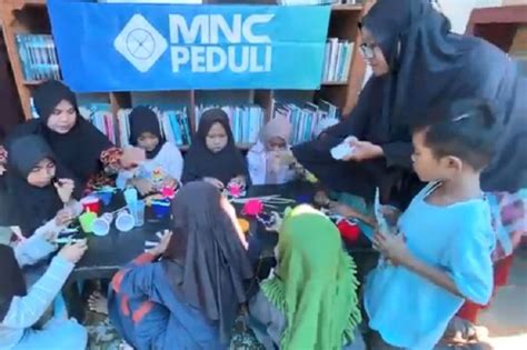 MNC Peduli Serahkan Bantuan Buku Bacaan Ke Bale Baca Matahari Di