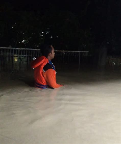 Banjir Kembali Landa Kawasan Cirebon Timur Hingga Setinggi Paha Orang