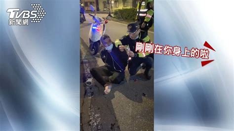 拒檢逃逸！雙載騎士遭警攔下又棄車落跑 竟是菸盒藏毒│毒品│tvbs新聞網