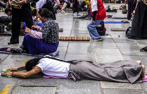 白天的八廓街围绕大昭寺的转经道深夜的八廓街和雨中磕长头的藏民 八廓街 大昭寺 藏民 新浪新闻